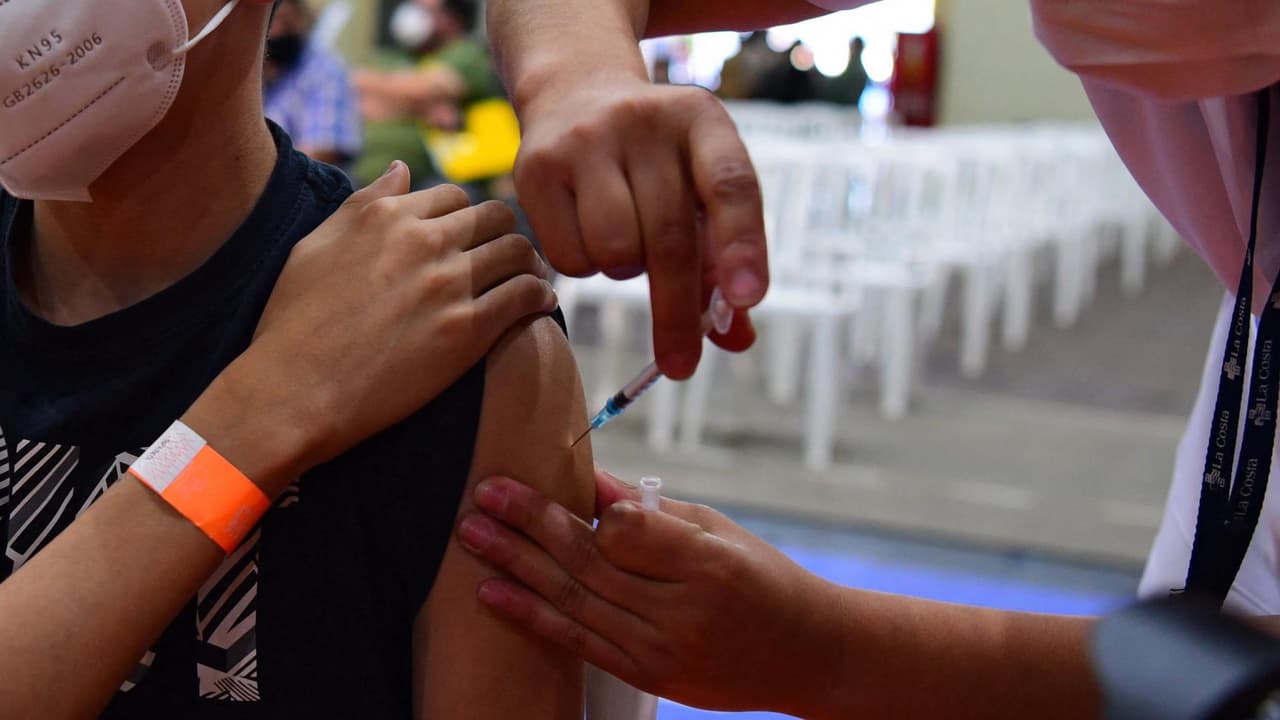 “No está bien”: polémica en California por propuesta para que mayores de 12 años se vacunen sin permiso de padres