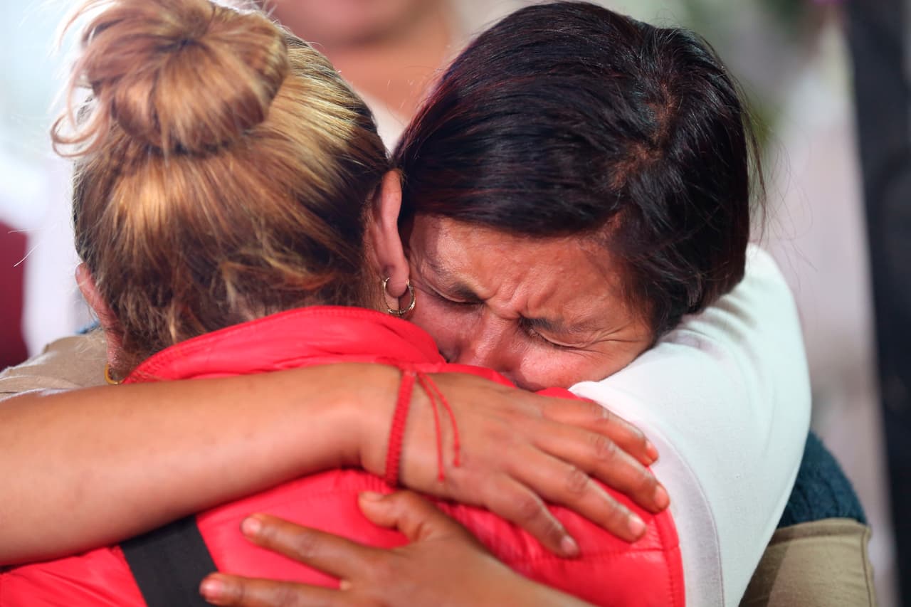 La desconsolada madre de Fátima reclamó la lentitud con que aparentemente actuaron los cuerpos de seguridad tras la denuncia de la desaparición de su hija, a las puertas de la escuela. Una cámara de seguridad captó la imagen de una mujer que se la llevaba.