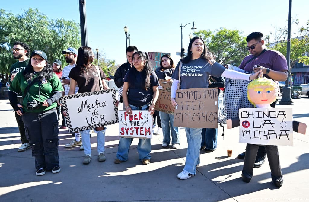 Durante el discurso que Donald Trump dio en la ceremonia de investidura en el Capitolio, informó sobre 
<a href="https://www.univision.com/noticias/inmigracion/10-ordenes-ejecutivas-trump-fin-ciudadania-por-nacimiento-quedate-en-mexico" target="_blank">los decretos que firmará hoy mismo, entre los que están —tal como lo prometió en campaña— las deportaciones masivas</a>, el fortalecimiento de la frontera sur para “evitar la invasión”. Lo que causó angustia entre los miles de migrantes que viven en EE.UU., 
<b>por lo que algunas personas decidieron salir a protestar en Los Ángeles. </b>