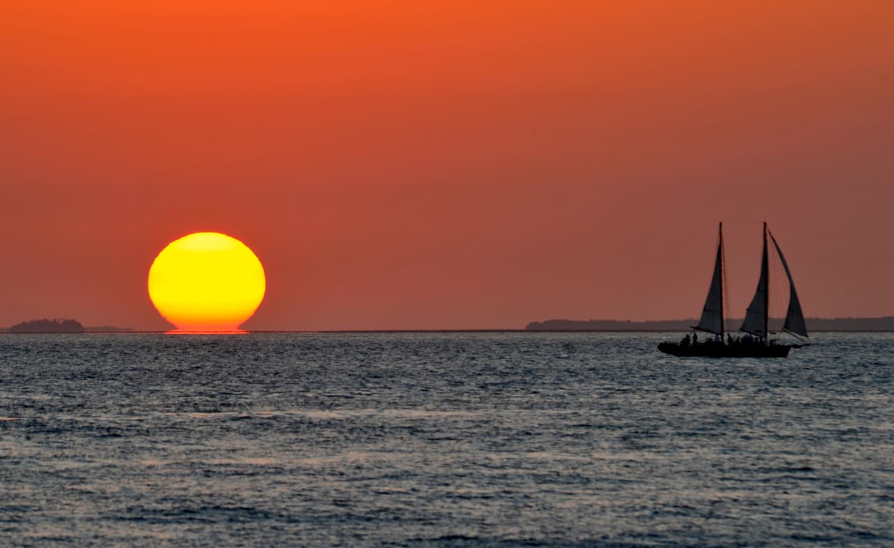 Key West, el punto más sureño de los Estados Unidos, no escapa los efectos del cambio climático. Este destino turístico de casitas playeras de madera, antiguo hogar del escritor Ernest Hemingway y conocido también como la Conche Republic, es de muy baja elevación y sucumbe fácilmente ante el creciente nivel del mar. El Army Corps of Engineers estima que en los próximos 30 años las aguas subirán unas 15 pulgadas.