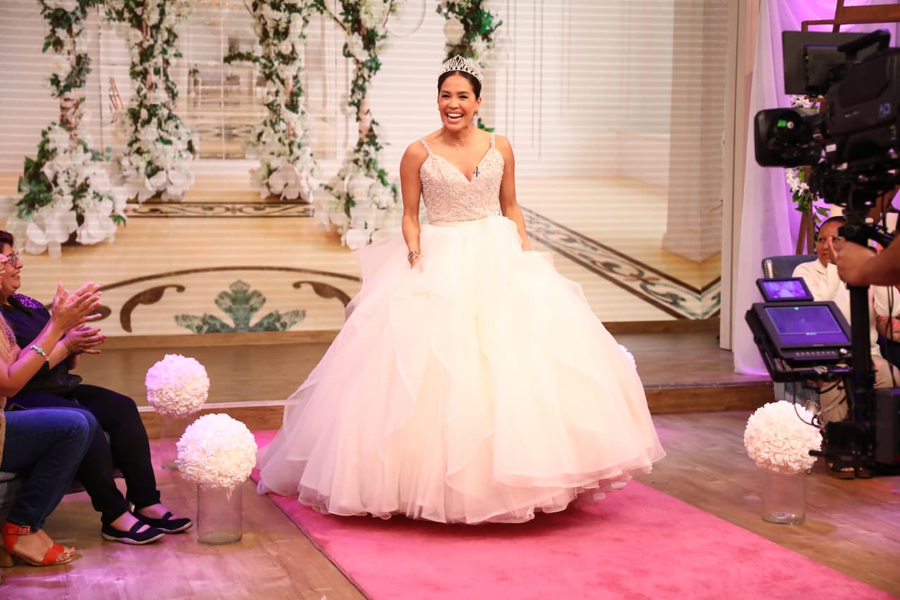 Llegó el turno de Karla Martínez, quien llegó sintiéndose de 15, aunque dijo va casi por la tercera vuelta.