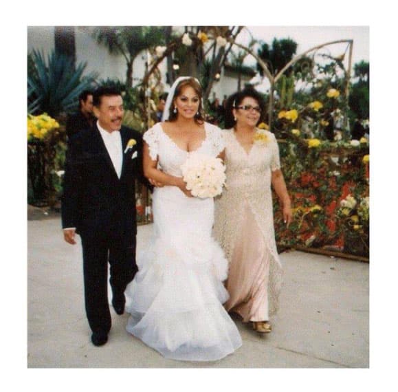 En 2010, Esteban Loaíza se casó con la cantante Jenni Rivera y casi dos años después, anunciaron su separación.