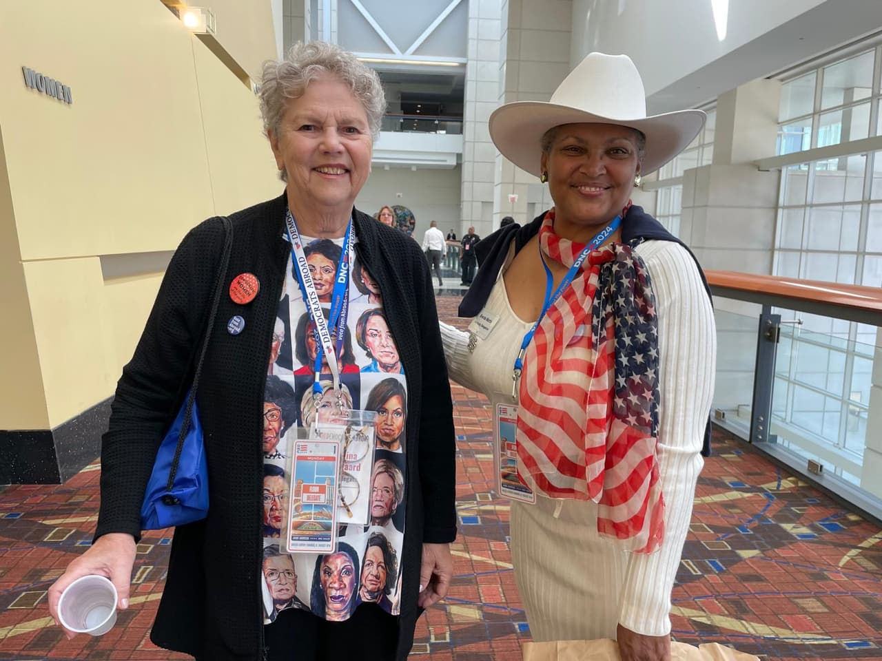 La delegada Christina, de Democrats Abroad, y Brenda Martin, de la delegación de Kentucky. Christina porta una camisa con las figuras demócratas femeninas, algo que se ha visto mucho este año en la DNC.