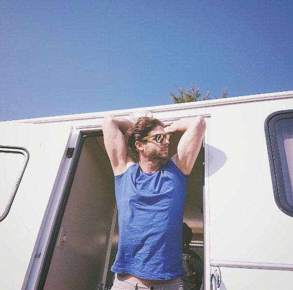 Y a pesar de que no lo vemos sin camisa, se ve que hace ejercicio.