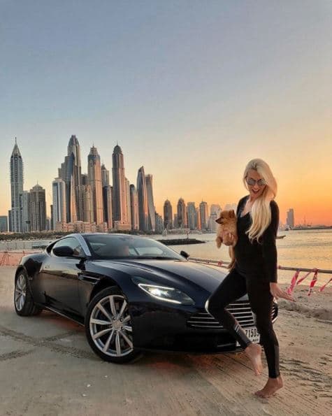 Y es que con tanto auto de prueba, seguramente su auto personal pasaba más tiempo en la cochera. Aquí una imagen con el 
<b>Aston Martin DB11 </b>con motor V8, el cual logra el 0 a 60 mph en cuatro segundos. Este coche fue no de los primeros autos que condujo a principios de este año.