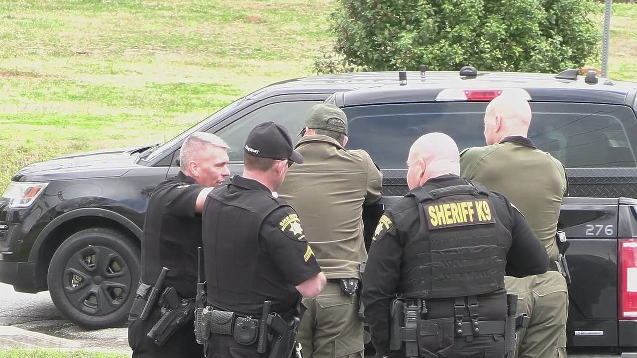 "Lo hemos buscado desde el 11 de febrero. Hemos recurrido a nuestros socios federales sin poder encontrarlo. Tuvimos a varias patrullas en el área, sin embargo, vino e hizo lo que quería hacer en febrero", dijo la portavoz del alguacil, Stacie Miller.