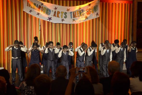 Mientras que los alumnos de la escuela Savoy de la capital estadounidense optaron por un trabajado baile.