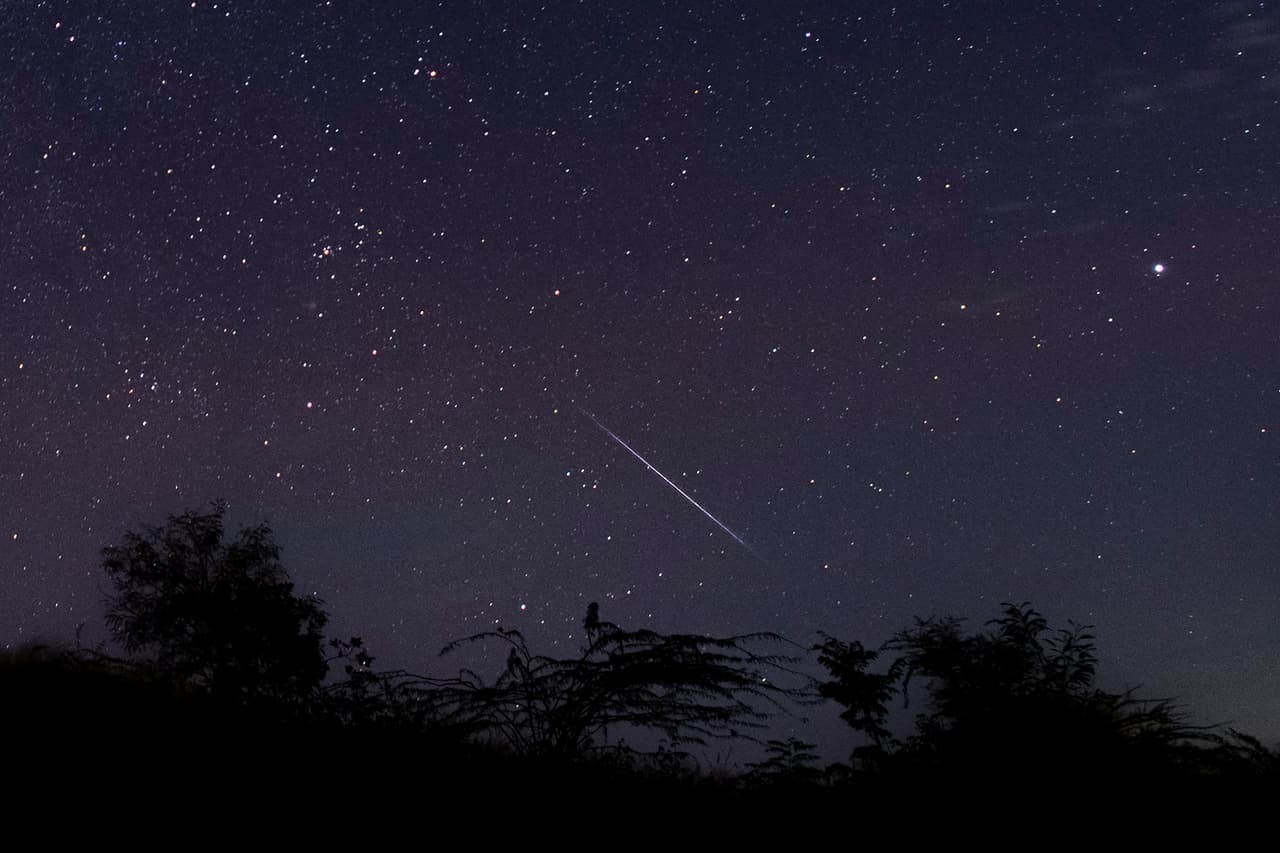 Las lluvias de meteoros ocurren cuando la Tierra pasa a través de un campo de escombros dejado por un cometa. Estos escombros son muy pequeños, aproximadamente del tamaño de un grano de arena, pero arden con intensidad al entrar en la atmósfera terrestre.
<br>
<br>El cometa responsable de las Oriónidas anuales es uno de los cometas más famosos: el cometa Halley. El cometa Halley provoca dos lluvias de meteoritos cada año.