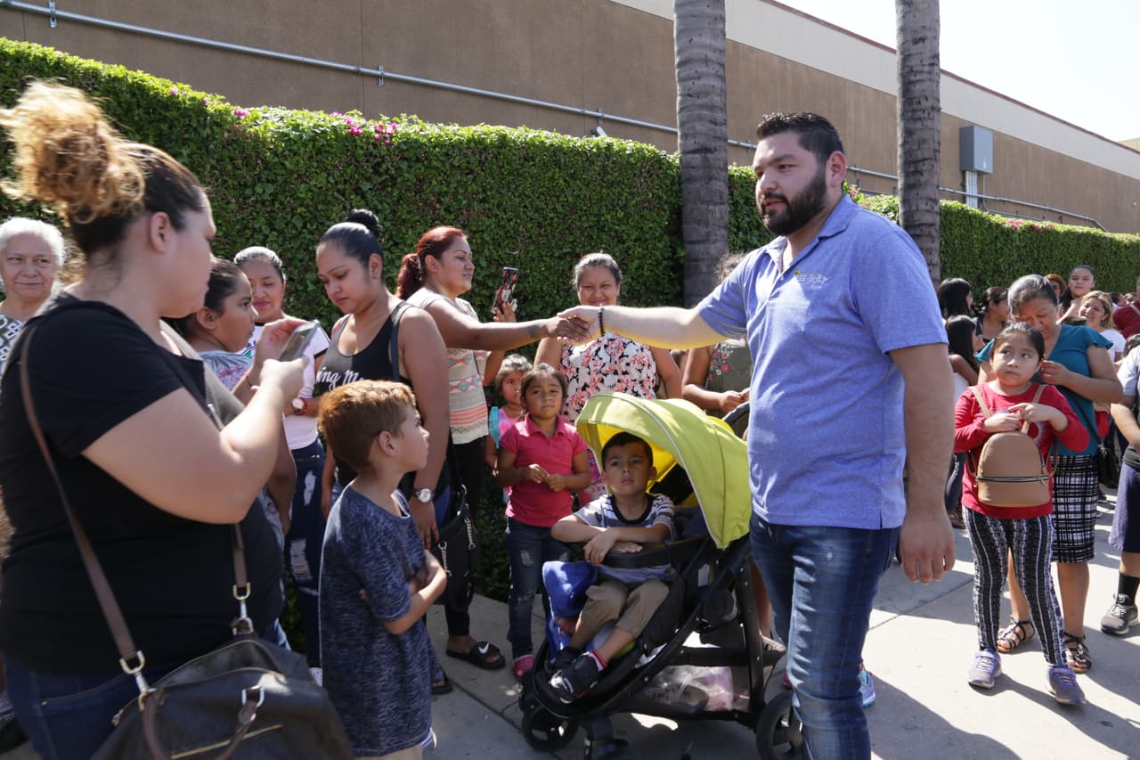 Todos querían una foto con los anfitriones del evento.