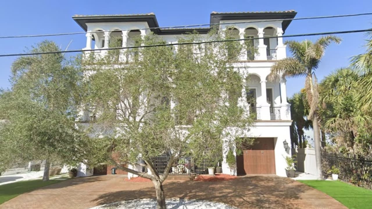 <b>Un refugio frente al mar. </b>Desde 2013, Hogan vivía en una mansión ubicada en 1040 Eldorado Ave, en Clearwater Beach, Florida. La propiedad, valorada en millones, contaba con cinco habitaciones, seis baños, piscina, dos spas y vistas directas al Golfo de México. Era más que una casa: su santuario junto al mar en sus últimos días.