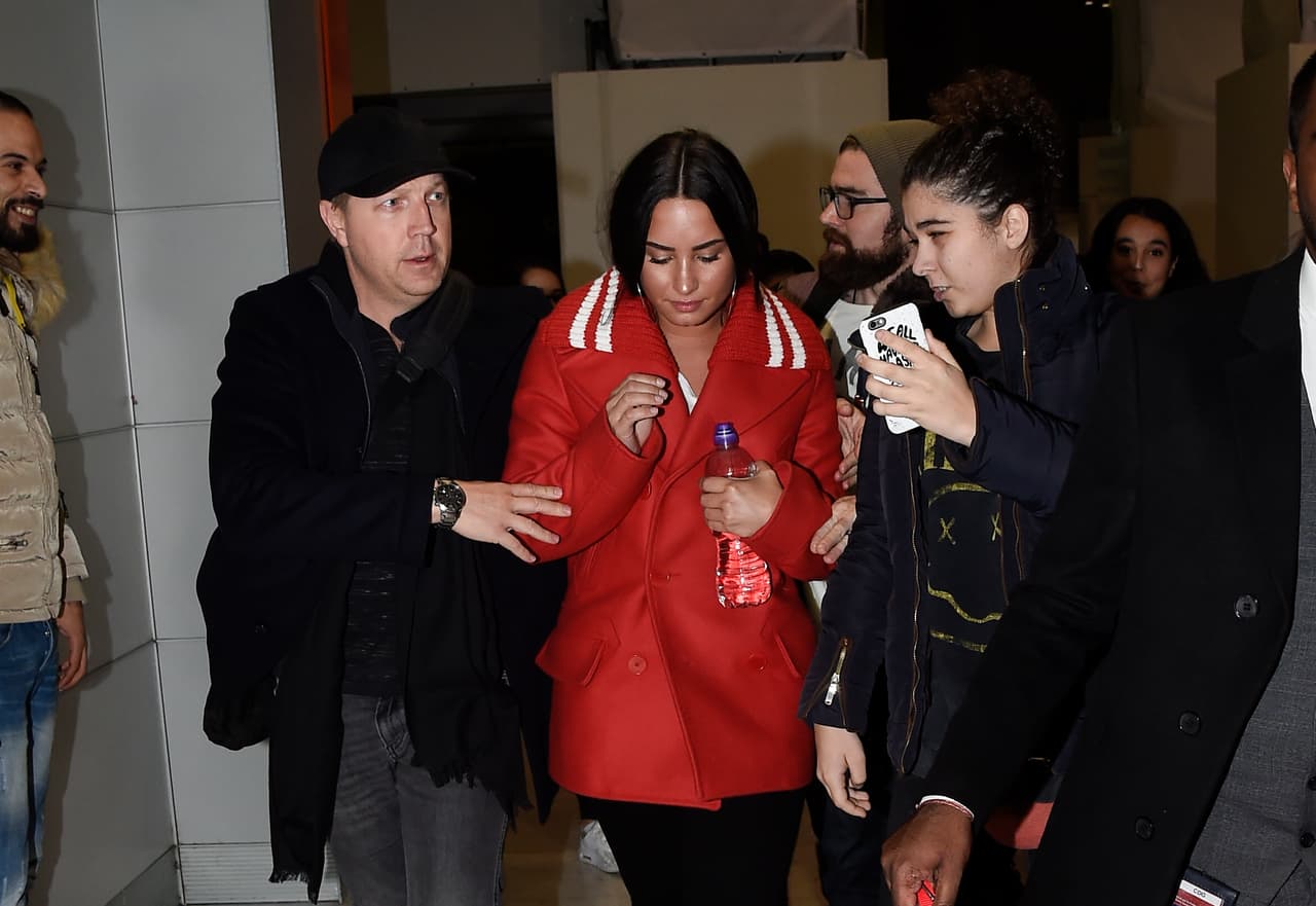 Esa fue la señal para los que estaban a su alrededor de que Lovato necesitaba ayuda. "Esta situación 
<b>es más grande que simplemente una chica que quiere fiestar</b>", dijo su manejador.