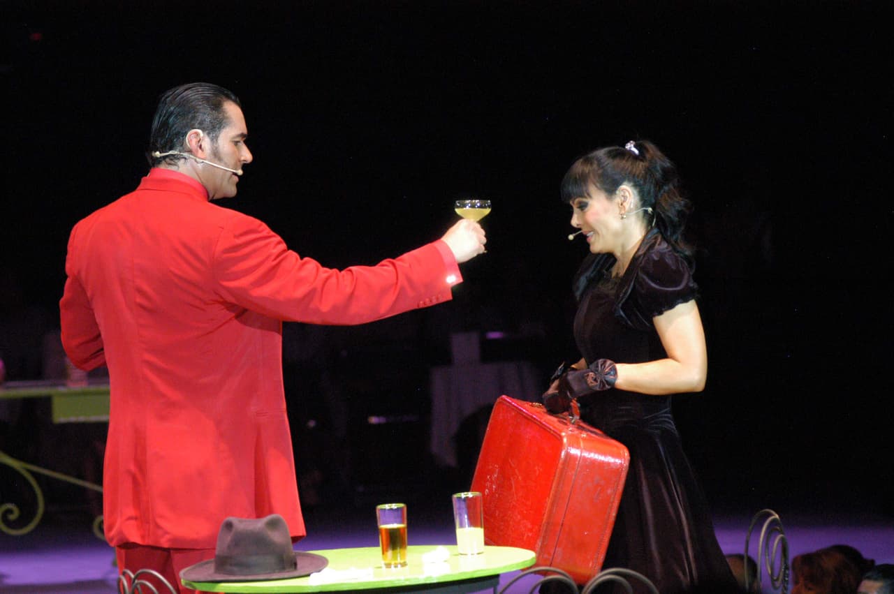 Luego de 13 años de incesantes presentaciones, Santamarina renunció a la exitosa puesta en escena justo en el momento en que su expareja, Susana González, estaba por debutar en dicho proyecto.