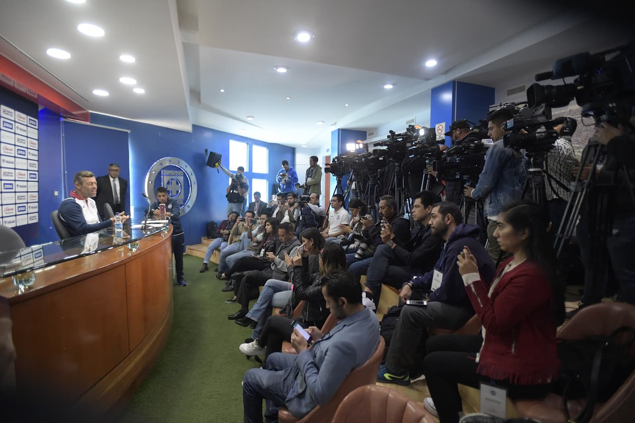 Pedro Caixinha defendió en rueda de prensa su continuidad con Cruz Azul al recordar que tiene contrato hasta junio del 2020 y criticó la credibilidad de la prensa en la cobertura sobre su situación como DT de 'La Máquina'.