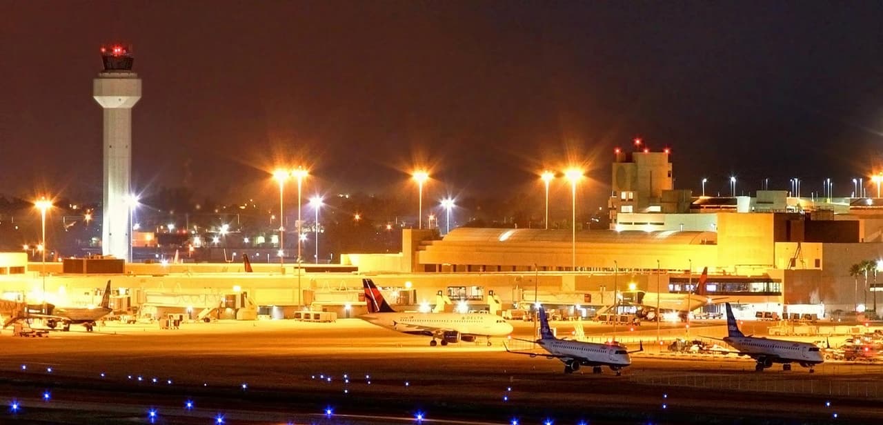 El aeropuerto de Fort Lauderdale está cercano a las ciudades de Aventura, Sunny Isles o Boca Ratón. Es ideal si va a tomar un crucero en el Puerto de Everglades. Las esperas de Uber o Lyft duran frecuentemente más de 10 minutos. Hay menos pasajeros que en Miami y los destinos que ofrecen algunas aerolíneas como JetBlue, Sothwest y Spirit, salen desde este terminal a unos precios más asequibles.
<br>