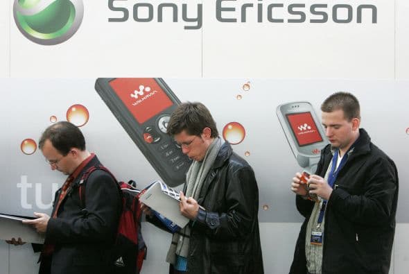 SONY ERICSSON- A su salida en 2001 esta firma se convirtió en una de las mejores ofertas en el mercado de teléfonos celulares; sin embargo, su desarrollo quedó a la sombra de los iPhone y BlackBerry. Las ventas de Sony Ericsson se redujeron de $97 millones en 2008 a $43 millones el año pasado.