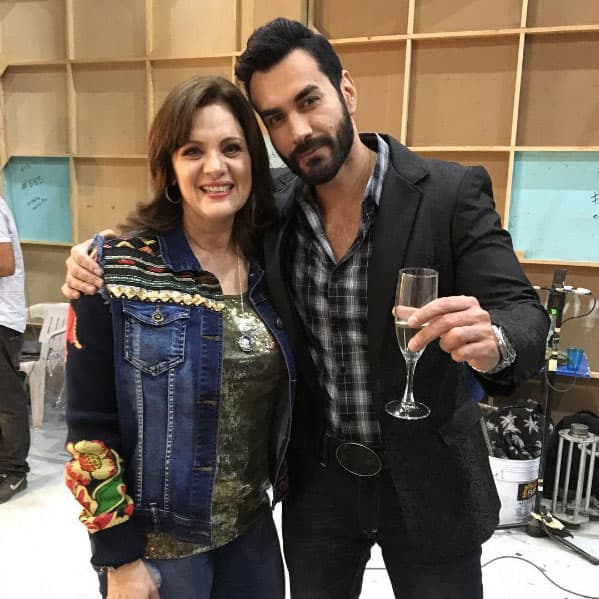 En esta historia la actriz es la madre de
<a href="http://www.univision.com/novelas/la-doble-vida-de-estela-carrillo/david-zepeda-es-ryan-cabrera-en-la-doble-vida-de-estela-carrillo">'Ryan'</a>, personaje al que da vida
<a href="http://www.univision.com/temas/david-zepeda"><b>David Zepeda</b></a>. Ella es una mamá ambiciosa y calculadora.