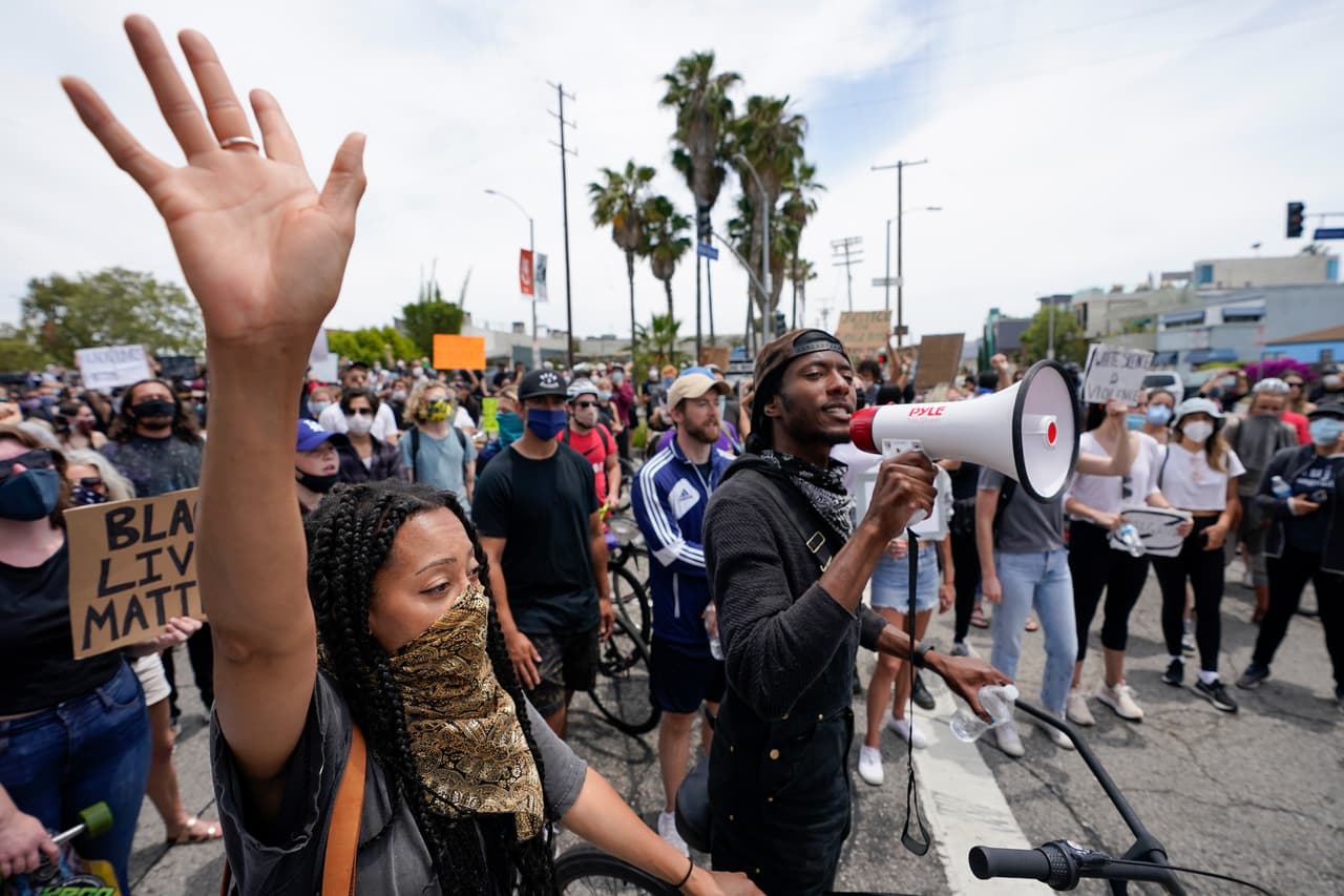 Este hombre, Richard Hooks, lidera a los manifestantes que marcharon este martes en el área de Venice Beach de Los Ángeles durante una protesta por la muerte de George Floyd.