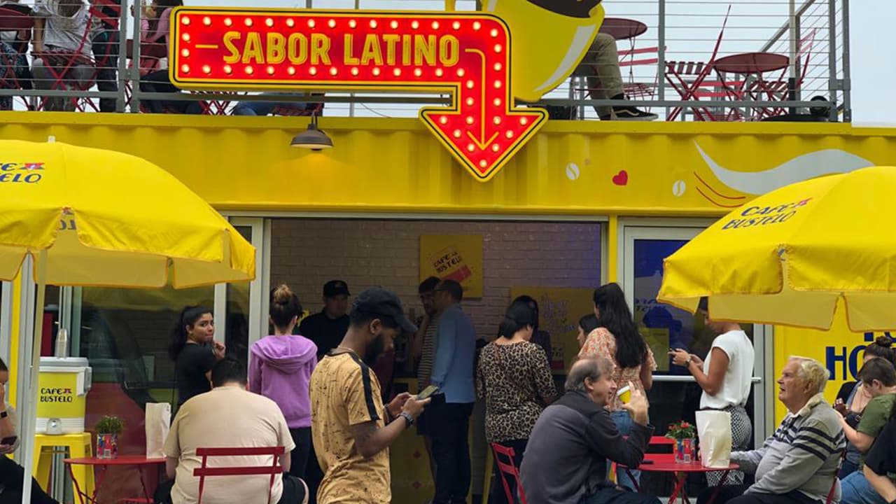 Con un concepto innovador, Café Bustelo adaptó un contenedor industrial que funciona como cafetería con sabor latino.