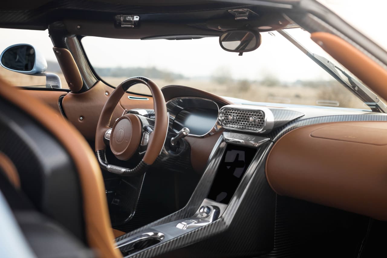 En la palabra “Regera” se traduce al español como “El Reinado”. Un nombre adecuado para un carro de producción concebido para convertirse en el más veloz y potente.