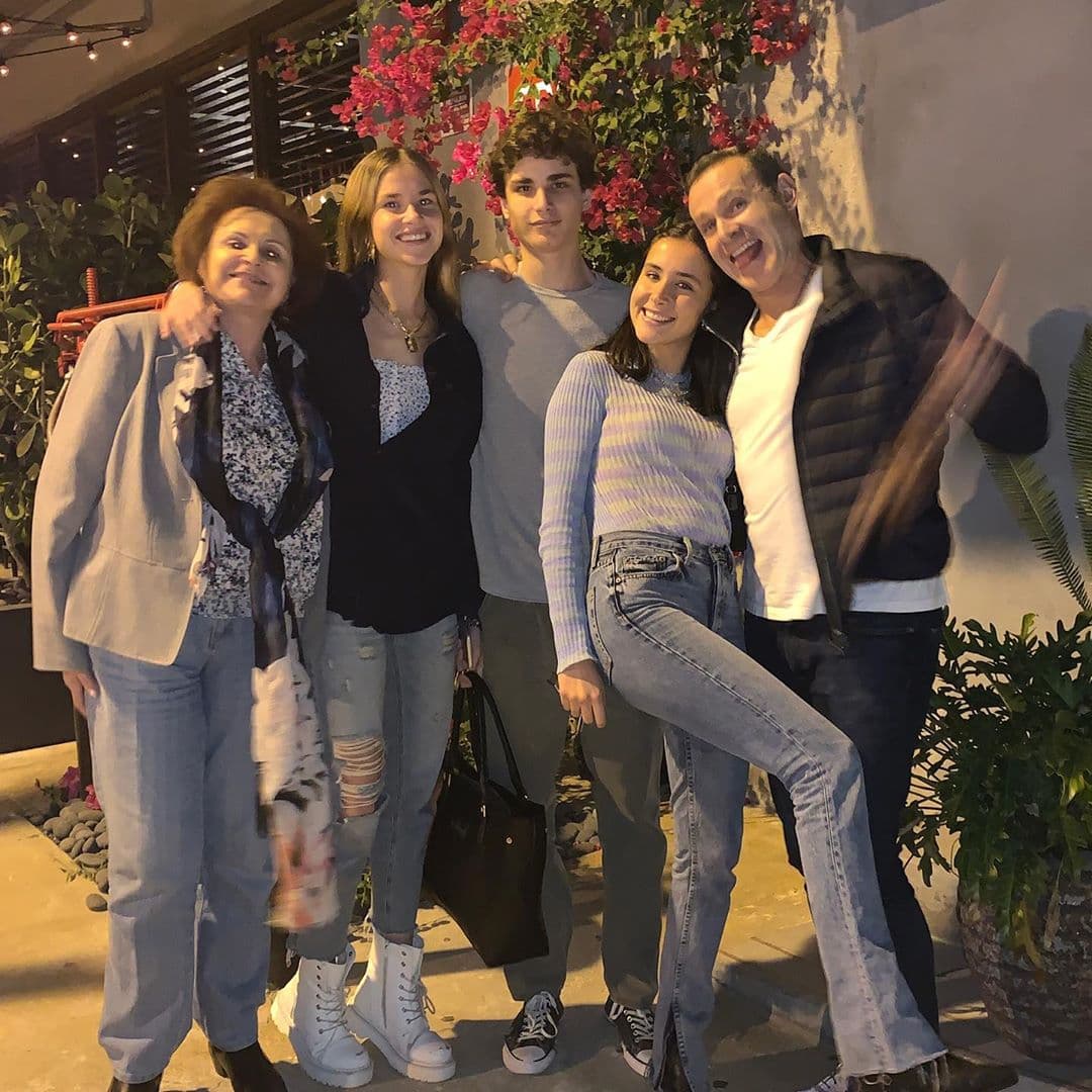 Hace unas semanas, Alan compartió esta bella fotografía en redes sociales junto a su mamá, doña Mireya Feingold, Hannah, Nicole y Alex, sus hijos mayores.