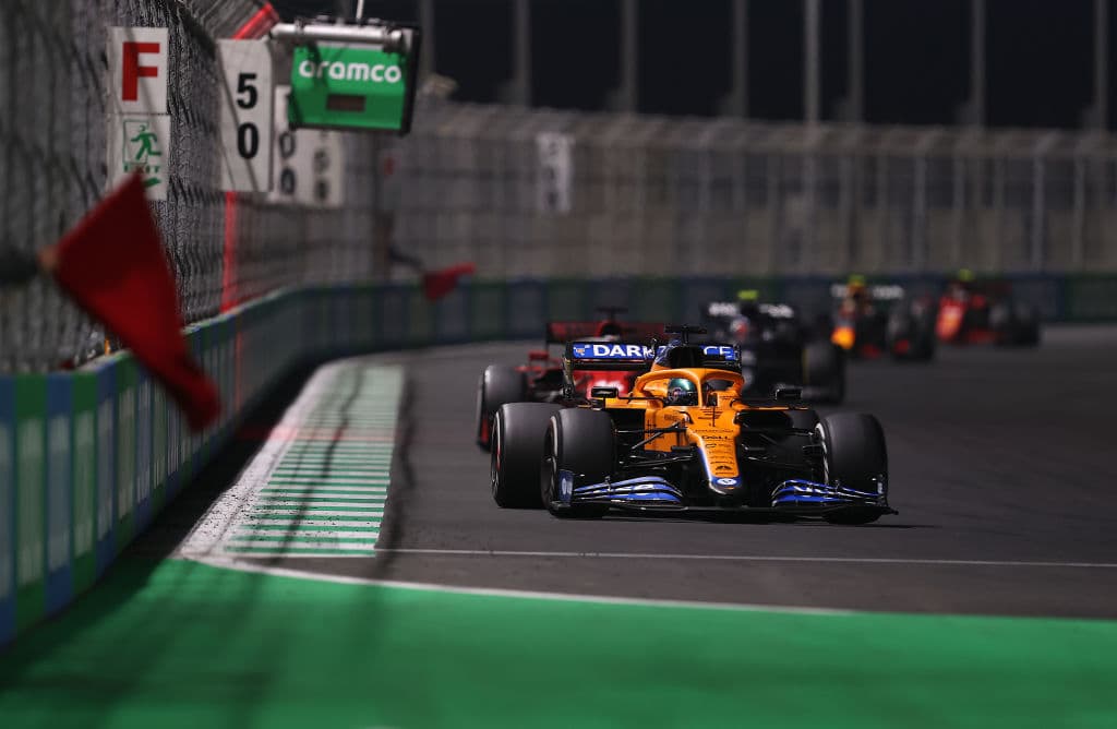 Una carrera demasiado accidentada donde Lewis Hamilton se lleva la victoria en la penúltima carrera del año. Max Verstappen de Red Bull se lleva la segunda posición y Valteri Bottas rebasó a Ocon en los últimos metros, quedando en tercera posición en el Gran Premio de Arabia Saudita; Sergio Pérez quedó fuera de la carrera tras un choque con Leclerc.