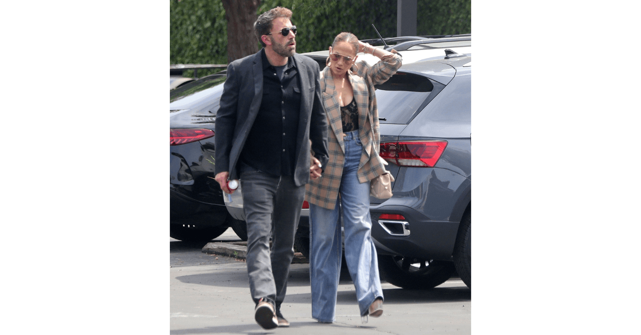 Jennifer Lopez camina detrás de Ben Afflekc por las diferencias de estaturas