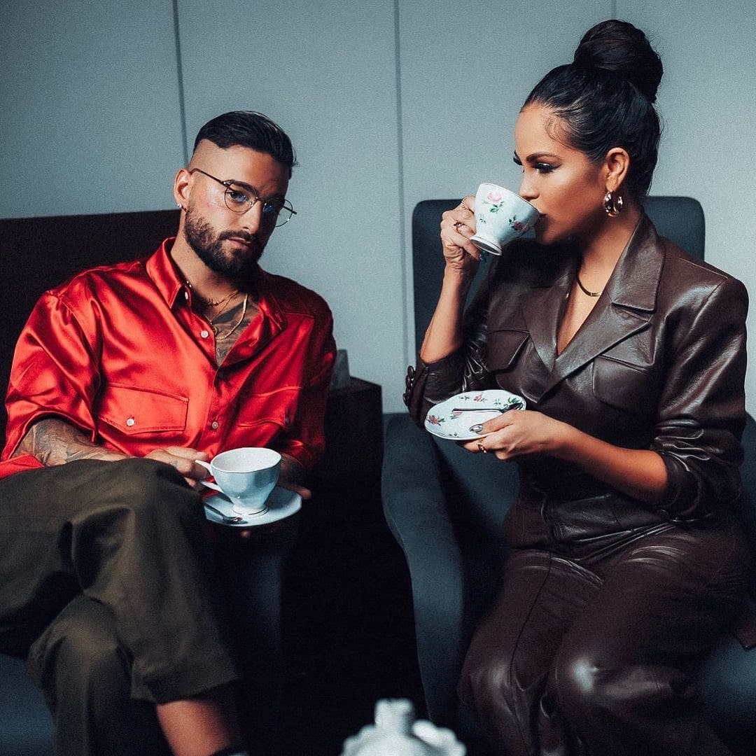 También incluye las colaboraciones con Becky G, “Antes que salga el sol” con Prince Royce, “Que mal te fue Remix”, junto a J Quiles y Miky Woodz; “Las Nenas”, con Cazzu, Farina y La Duraca.