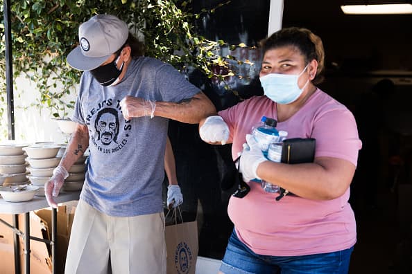 Ya los saludos no serán con afectuosos abrazos, elcontacto entre amigos queda limitado de los codos.
