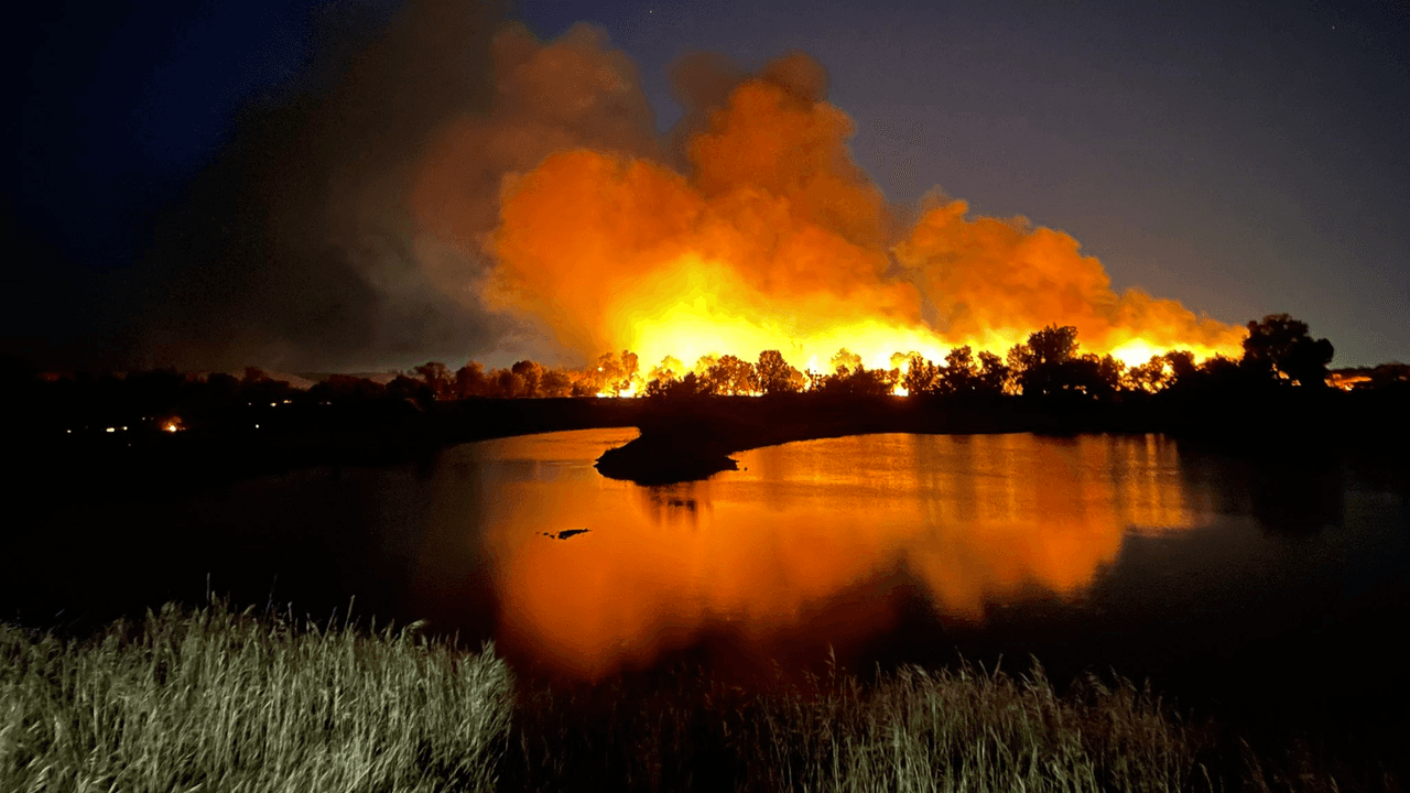 Esta mañana los 
<b>bomberos</b> indicaron que el incendio denominado 
<b>Vulcan Fire</b>, de 
<b>145 acres</b>, estaba contenido en un
<b> 50%.</b>
<br>