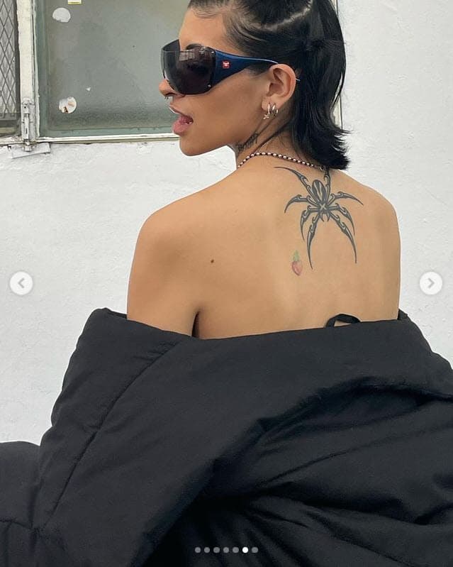 La otra es más grande y la tiene en la parte superior de la espalda.
<br>