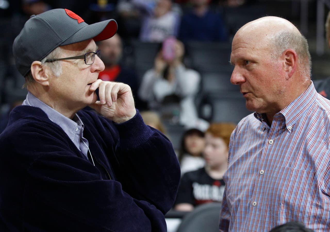 Allen junto con otro viejo conocido de Microsoft y actual dueño de los Los Angeles Clippers Steve Balmer, otro millonario, filántropo y dueño de equipo NBA.
