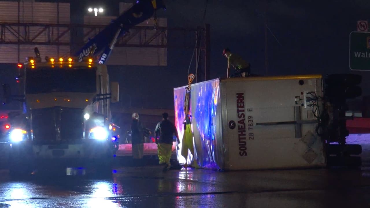 Un camión de 18 ruedas terminó volcado.