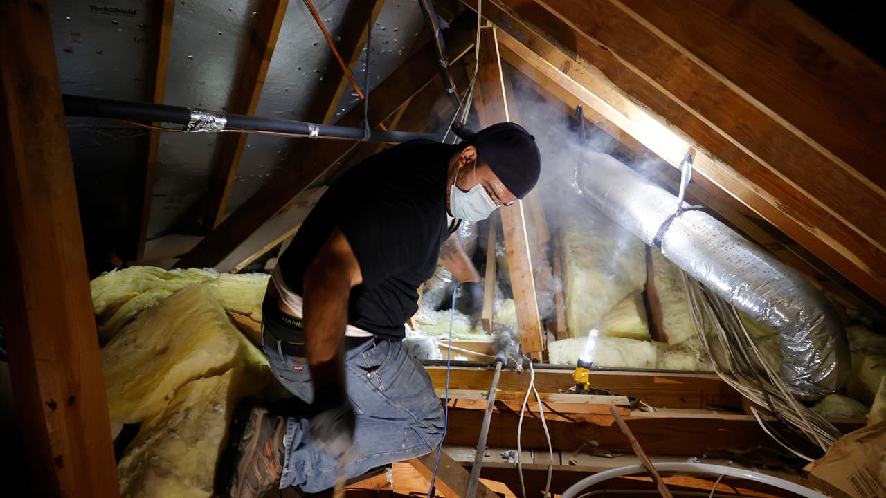 El paso de una tormenta invernal sin precedentes por Texas dejó graves consecuencias, entre ellas, las tuberías rotas.