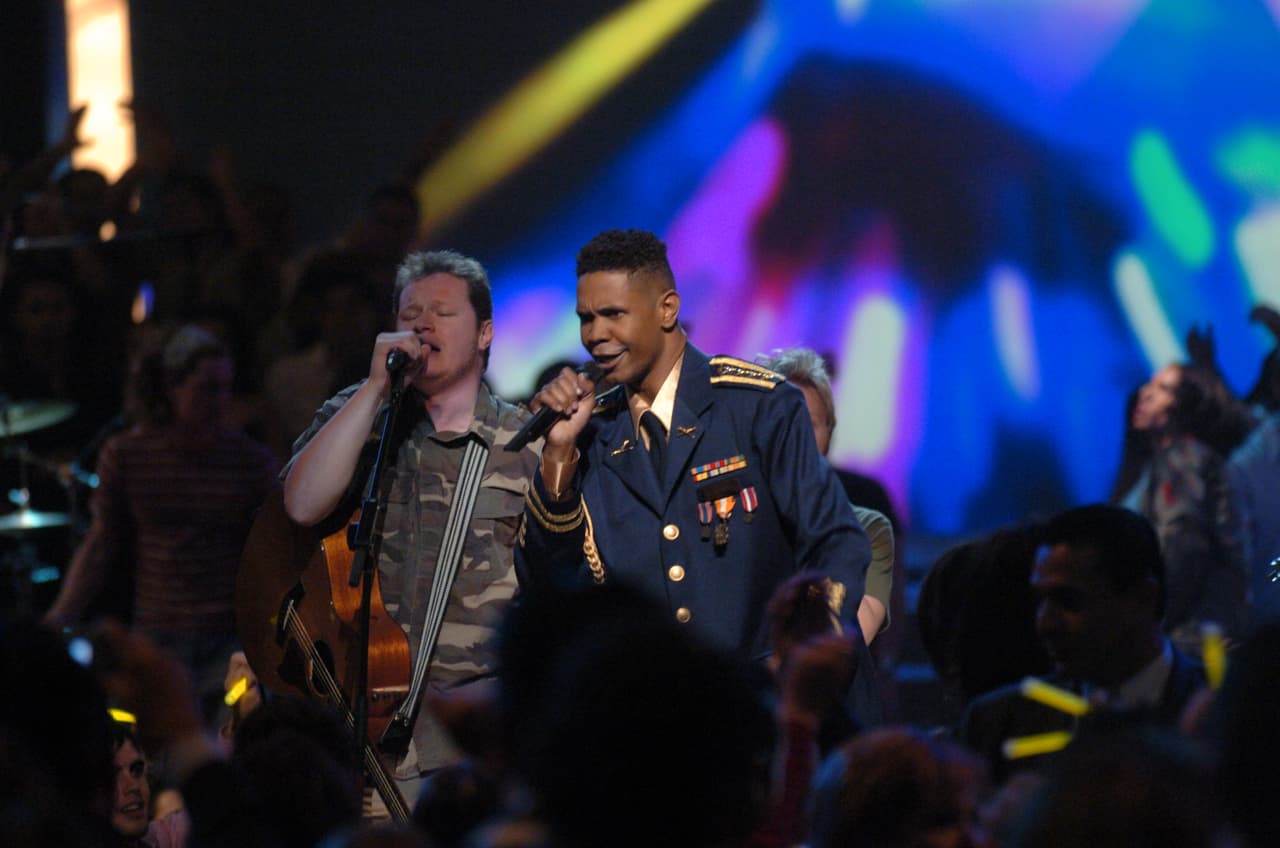 En 2004 fuimos testigos de una colaboración muy especial y que por supuesto, tenía que ser parte de Premio Lo Nuestro. Para cerrar la fiesta de la décimosexta edición, Sin Bandera y El General hicieron bailar al público con el tema 'Sirena'.