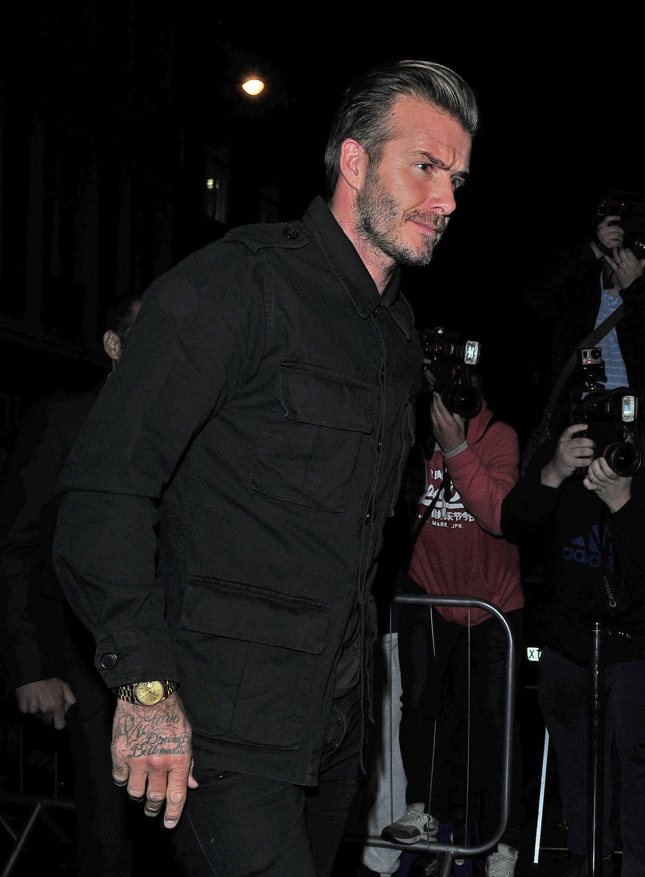 Los famosos llegaron vestidos de negro, muy formalitos.