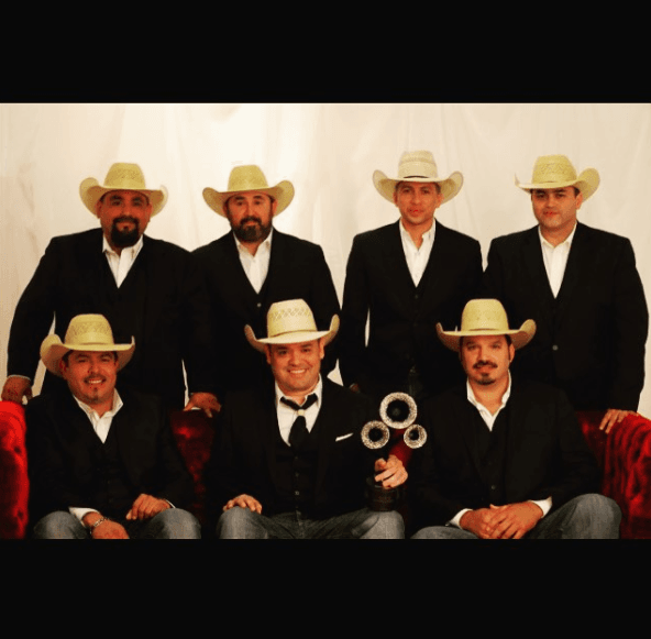 Para celebrar sus 20 años de trayectoria grabaron un disco en vivo en el que plasmaron los temas más emblemáticos de la agrupación, como: 'Eres mi droga', 'Sueña' y 'Fuerte no soy', entre otros.