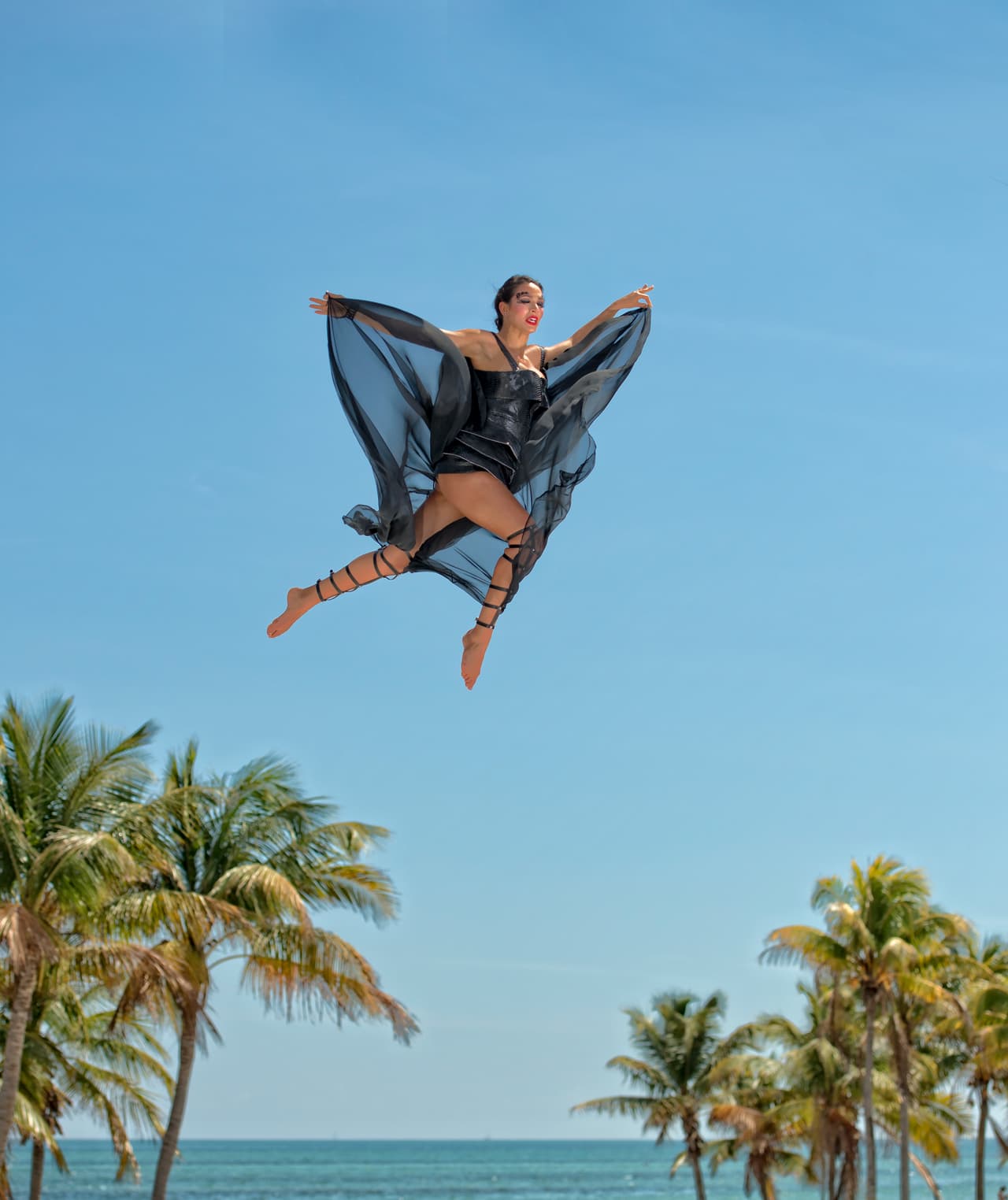 Un reto que no estuvo nada fácil, pues no sólo estuvieron suspendidas a 20 pies de altura sino que tenían que strike a pose y además, lucir perfectas. ¿Quién lo hizo mejor?