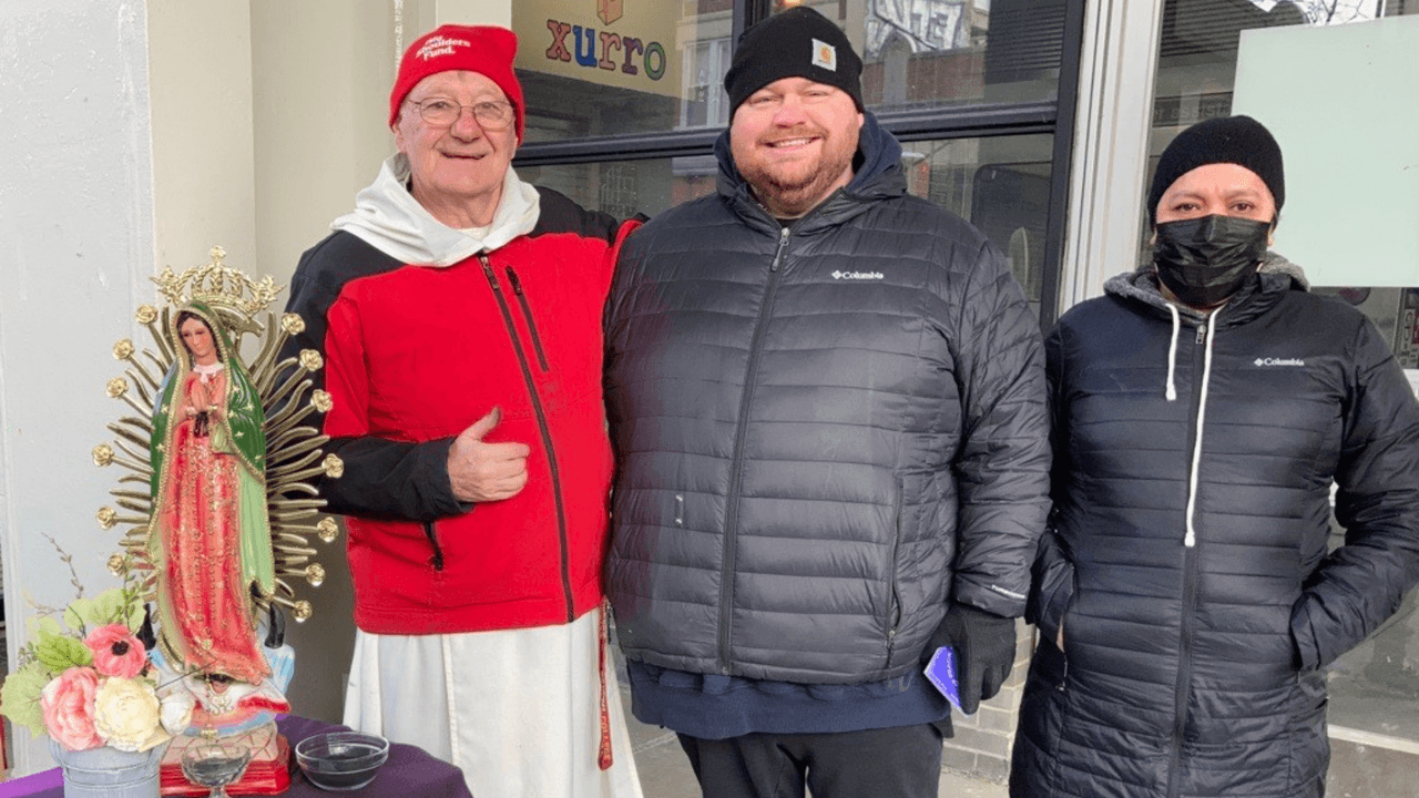 La ceniza que se impone resulta de la quema de los ramos del año pasado, en la ceremonia del Domingo de Ramos. La ceniza se mezcla con aceites e incienso, pero desde hace años las iglesias la pueden comprar con proveedores especializados.