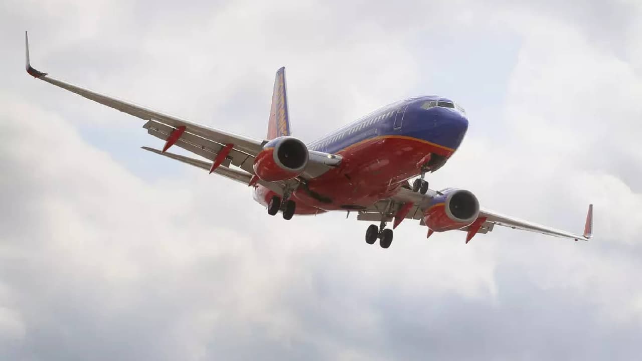 Avión de Southwest aterriza de emergencia en Sacramento tras ser golpeado por un ave