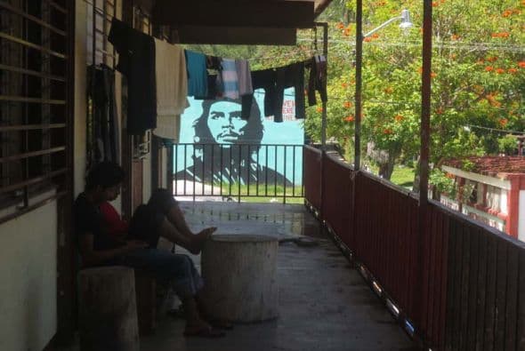 Alumnos descansan frente al mural del Che Guevara.
