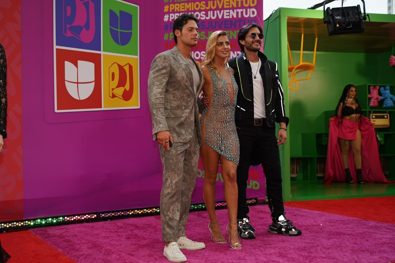 Llegó acompañada de sus galanes en la telenovela La Herencia, Emmanuel Palomares y Daniel Elbittar.