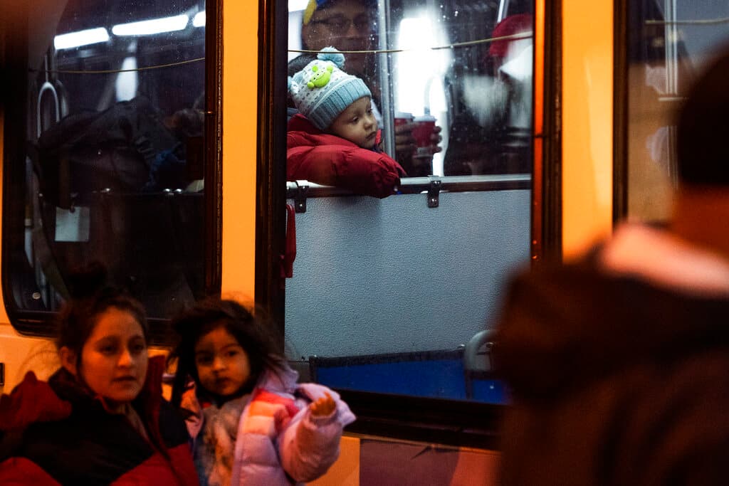 21 adultos y 7 menores, incluida una niña deshidratada y con fiebre: los migrantes enviados en autobús de Texas a Filadelfia