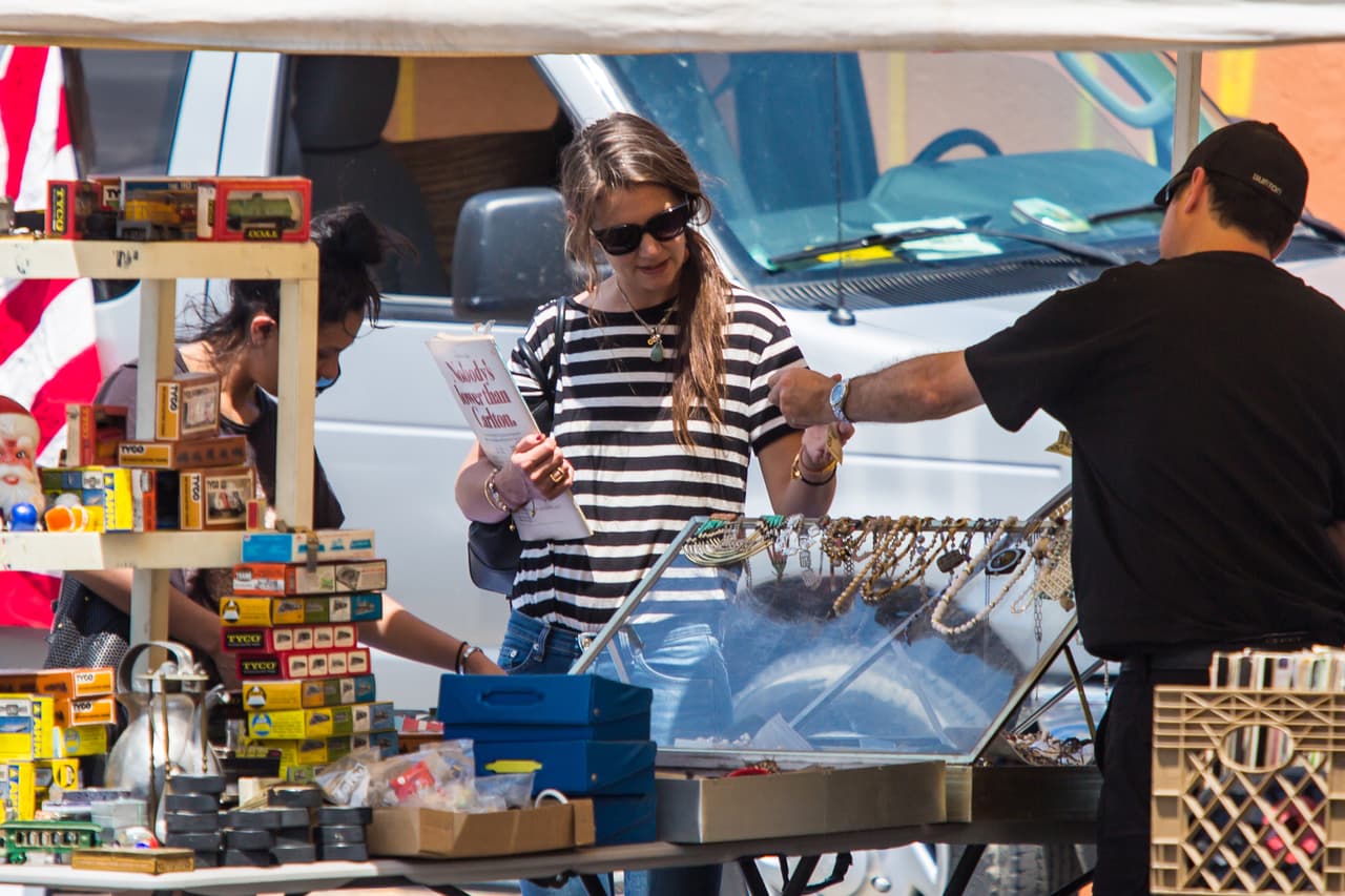 Allí la ex de Tom Cruise estuvo viendo algunas piezas de joyería.