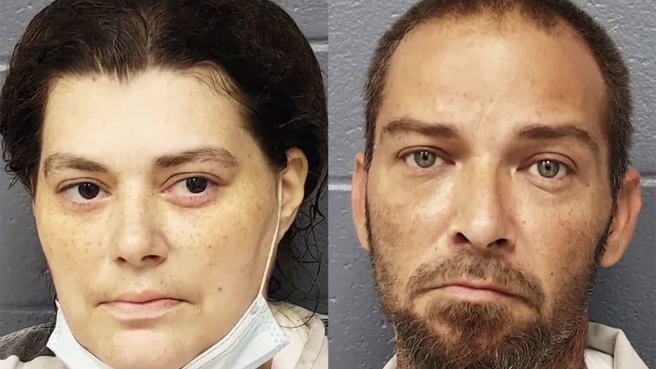 John Joseph Yozviak y Katie Horton, padres de la niña, enfrentan un cargo de asesinato en segundo grado y crueldad hacia los niños en segundo grado.