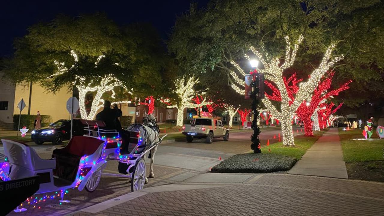 Los visitantes pueden conducir por la calle Yoakum, escuchar la música por la radio y ver las luces hasta el año nuevo.