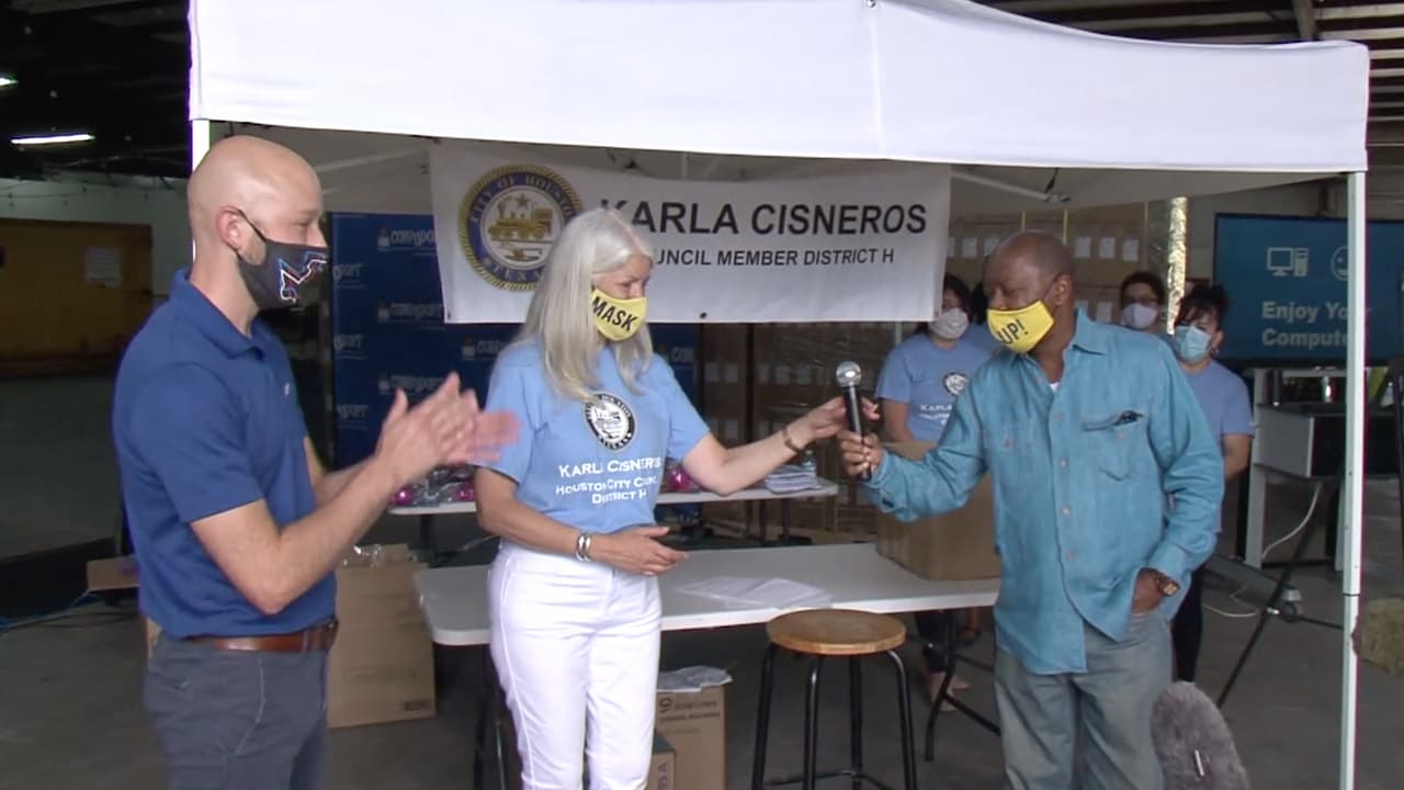 Estuvieron presentes el 
<b><a href="https://www.univision.com/local/houston-kxln/que-sanciones-recibiran-negocios-en-el-condado-de-harris-que-no-hagan-valer-la-orden-de-usar-mascarillas-video">alcalde</a></b> de Houston, Sylvester Turner, la concejal Karla Cisneros y Colin Dempsey, director ejecutivo de Comp-U-Dopt.