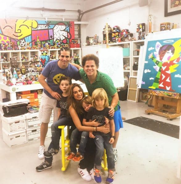Junto a su esposo y sus hermanos por parte de padre, Mateo tiene una vida feliz.