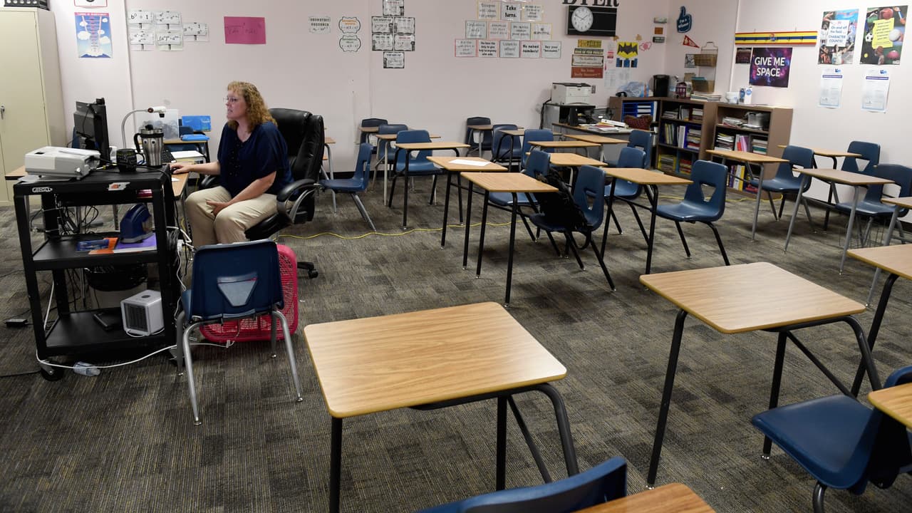 El modelo de aprendizaje híbrido combina el aprendizaje 
<b>en persona y en línea.</b> 14 condados ahora se encuentran en 
<b><a href="https://azdhs.gov/documents/preparedness/epidemiology-disease-control/infectious-disease-epidemiology/novel-coronavirus/covid-19-school-benchmarks-county.pdf" target="_blank">la fase amarilla</a></b>, en cual pueden impartir el aprendizaje de manera híbrida.
<br>