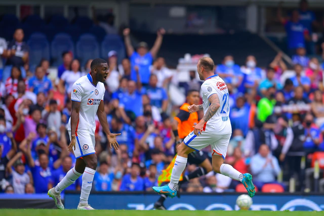 Raúl Gutiérrez arranca su interinato con Cruz Azul derrotanto a los Gallos Blancos pese a sufrir la expulsión del 'Tanque' Morales.