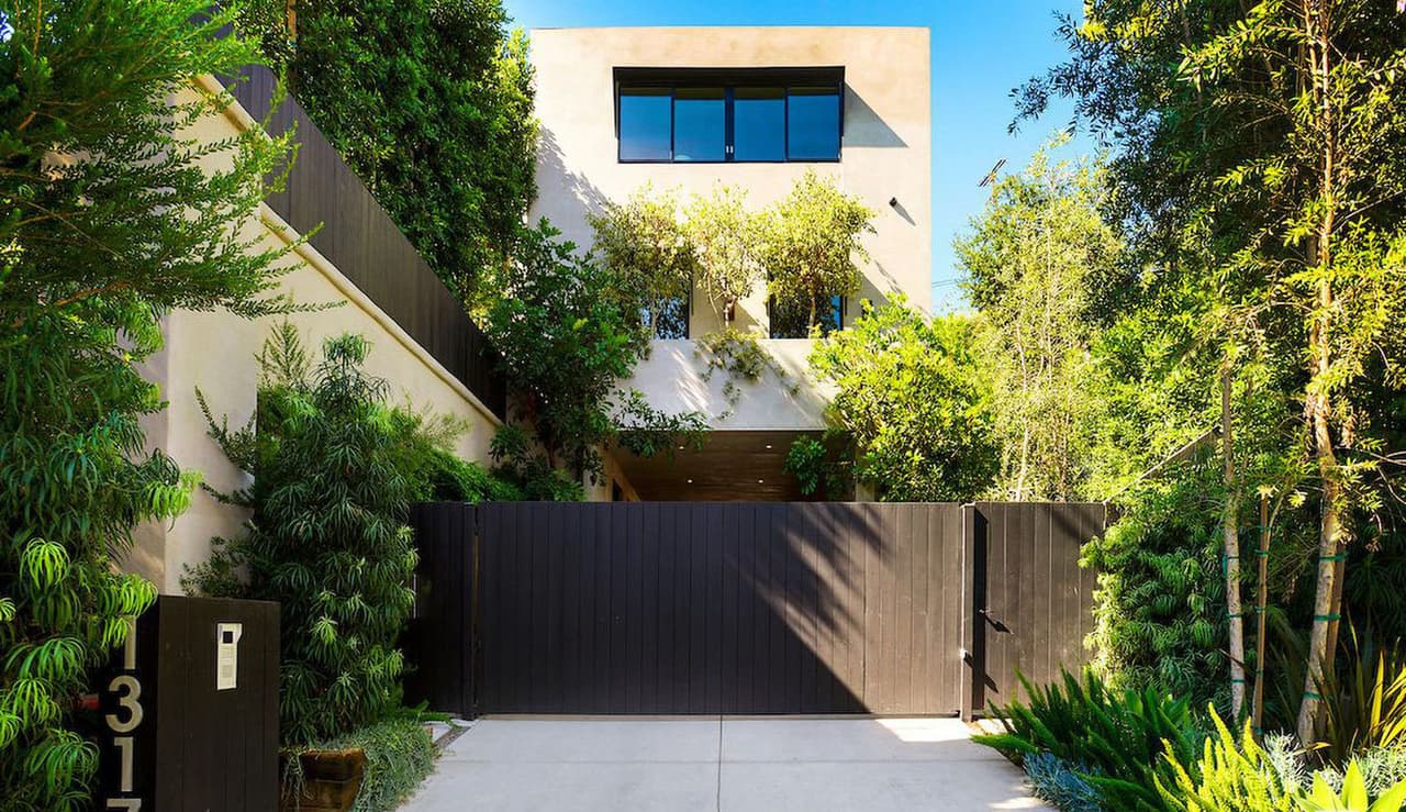 La pareja desembolsó 
<b><a href="http://www.tmz.com/2018/10/25/kylie-jenner-travis-scott-buy-13-million-dollar-beverly-hills-mansion/">13.45 millones de dólares </a></b>por esta estructura, que en total cuenta con 9,680 pies cuadrados.